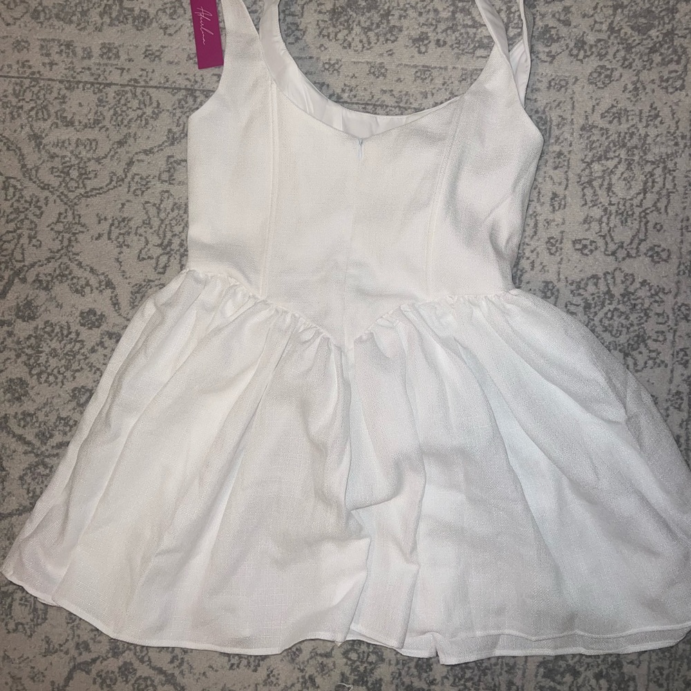 Elegant White Sleeveless Dress - Picture 4 of 5